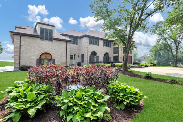 view of front of house featuring a front lawn