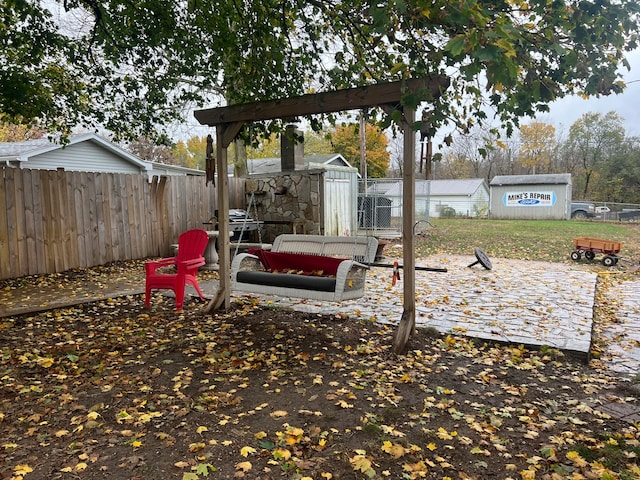 view of yard with an outbuilding