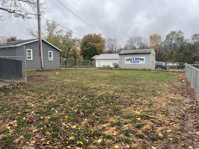 view of yard with an outdoor structure