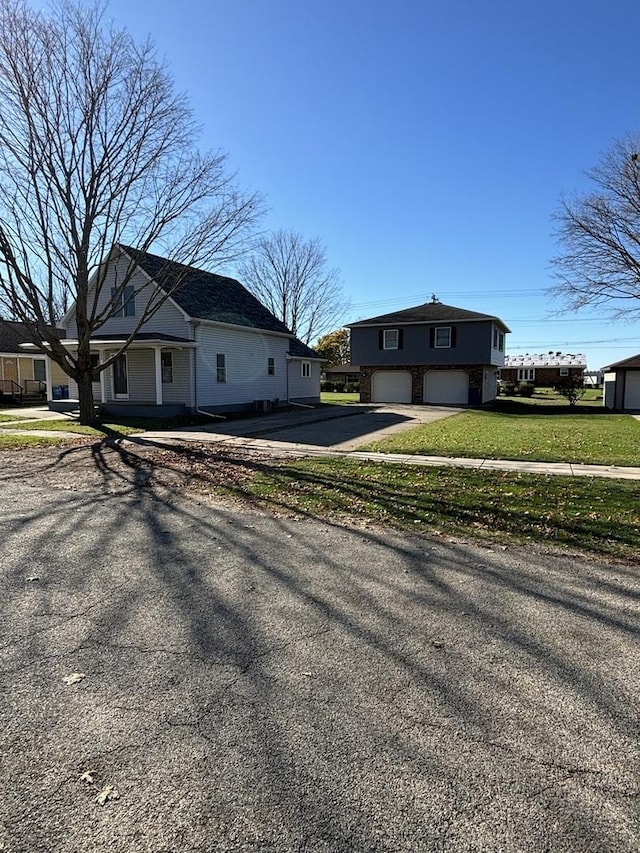 view of front of home featuring aphalt driveway and a garage