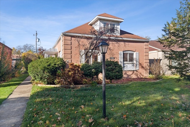 view of front facade with a front lawn