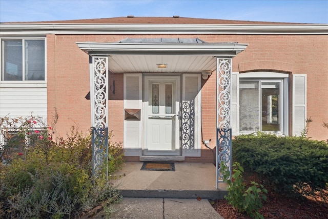 entrance to property featuring covered porch