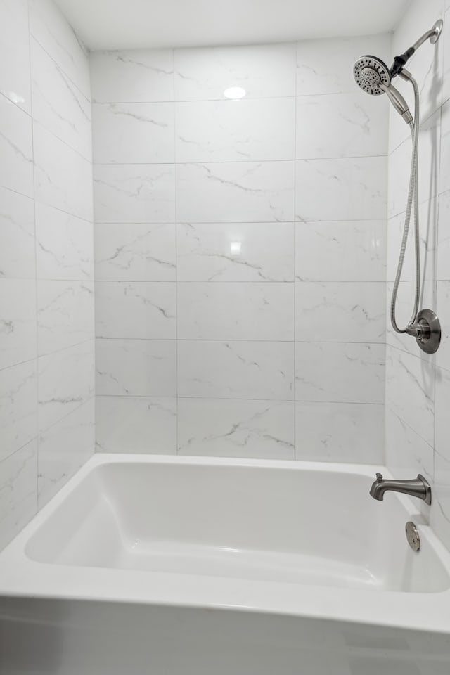 bathroom with tiled shower / bath