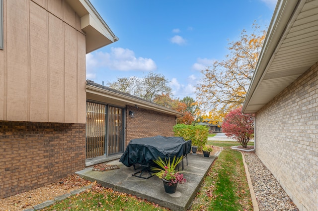 view of yard featuring a patio area