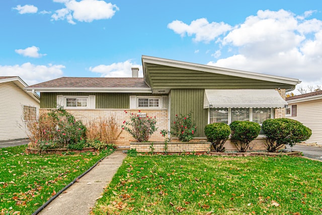 view of front of house with a front yard