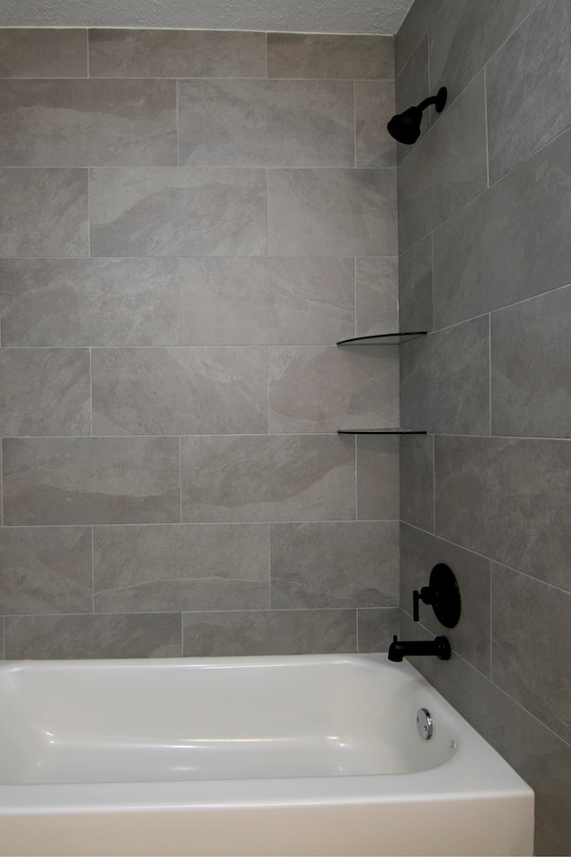 bathroom featuring tiled shower / bath