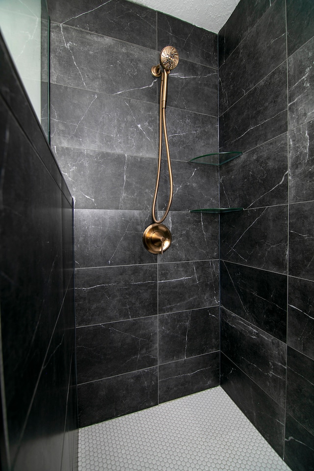 bathroom featuring tiled shower