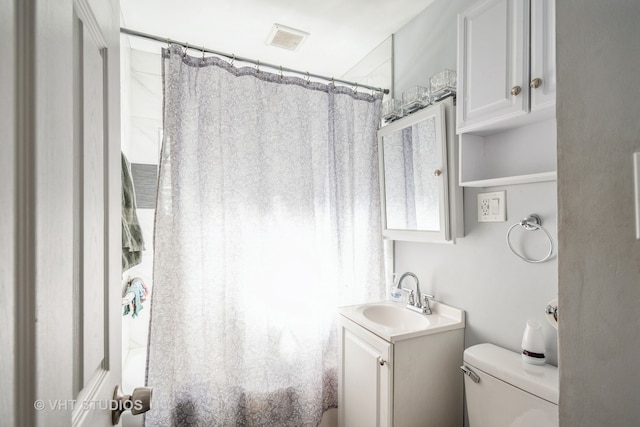 bathroom featuring a shower with shower curtain, vanity, and toilet