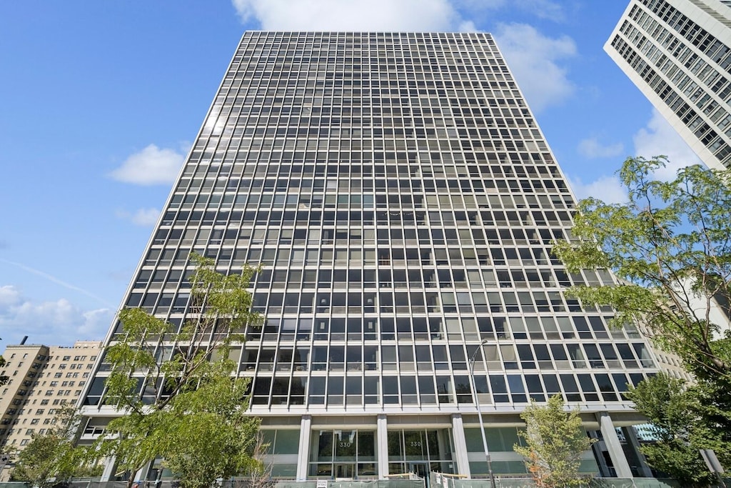 view of apartment building / complex