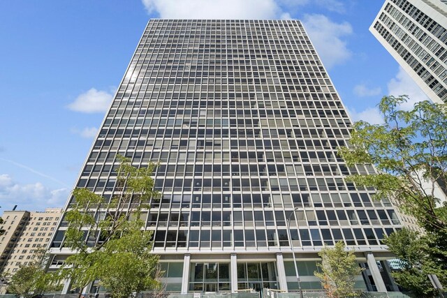 view of apartment building / complex