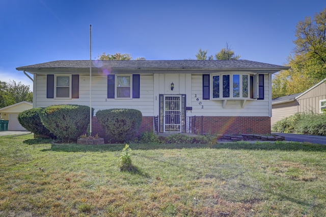 view of front facade featuring a front yard