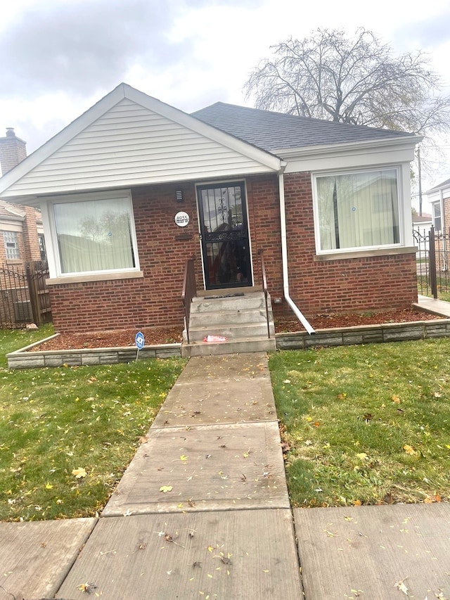 bungalow featuring a front lawn