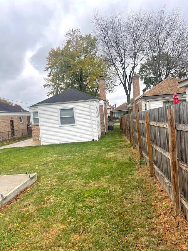 view of yard featuring a patio