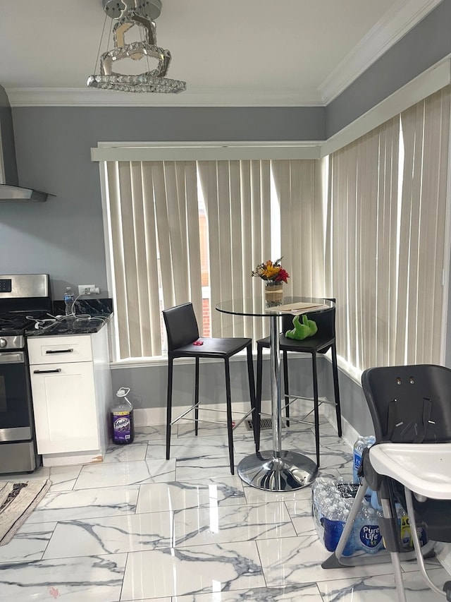 dining area with ornamental molding