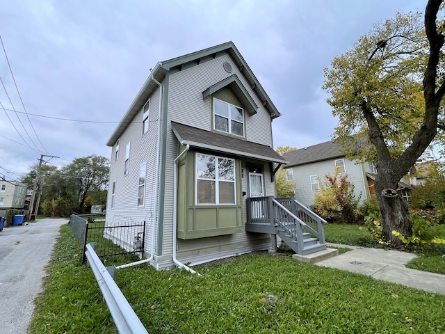 view of front of property featuring a front lawn