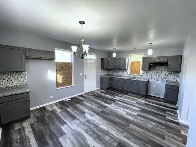 kitchen featuring gray cabinets, sink, a wealth of natural light, and dark hardwood / wood-style flooring