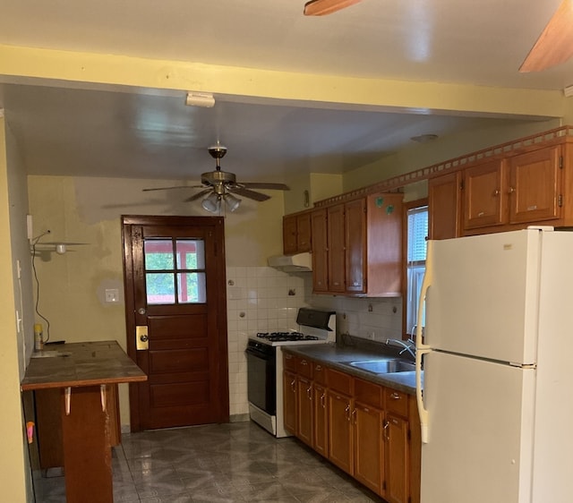 kitchen featuring sink, white appliances, backsplash, and ceiling fan