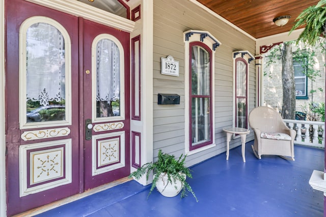 doorway to property with covered porch