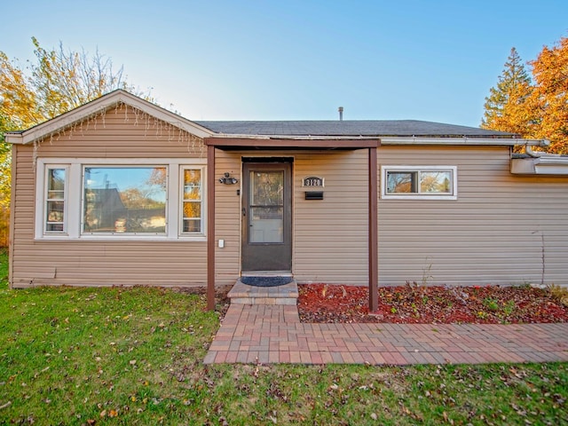 view of front of home featuring a front yard