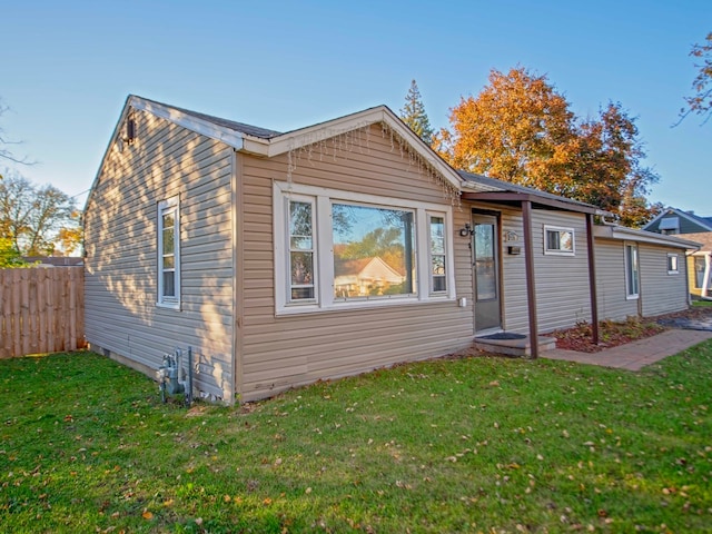 view of front of house featuring a front yard