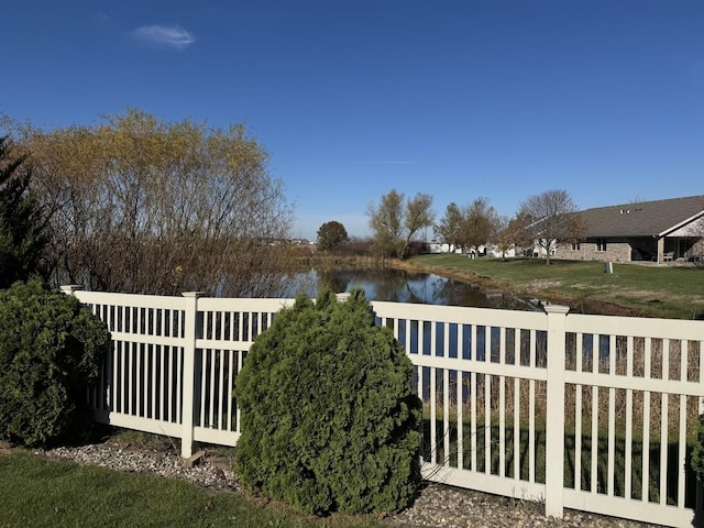 view of yard featuring a water view