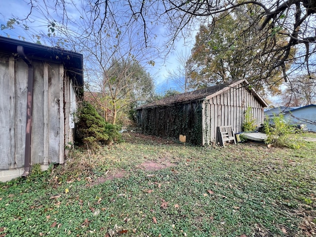 view of yard with a storage unit