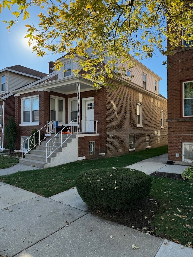 view of front facade featuring a front yard and a porch