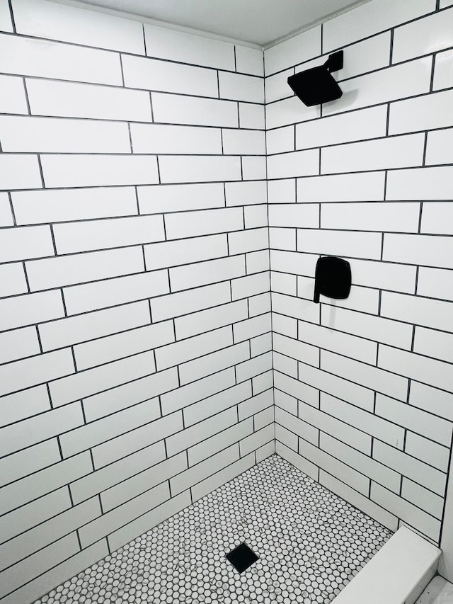 bathroom featuring tiled shower