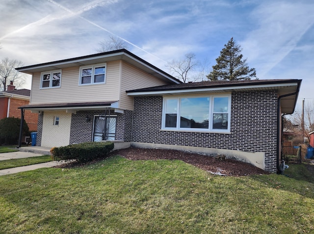 tri-level home featuring a front lawn