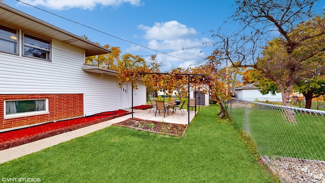 view of yard featuring a patio area