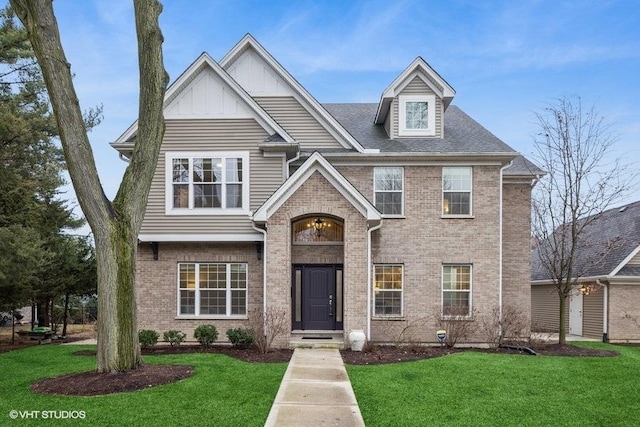 view of front of property featuring a front lawn