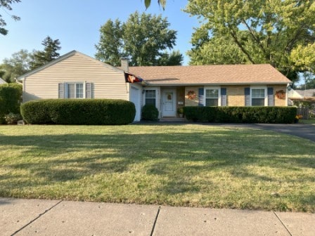 single story home with a front yard