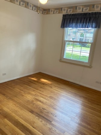 unfurnished room featuring wood-type flooring and ceiling fan