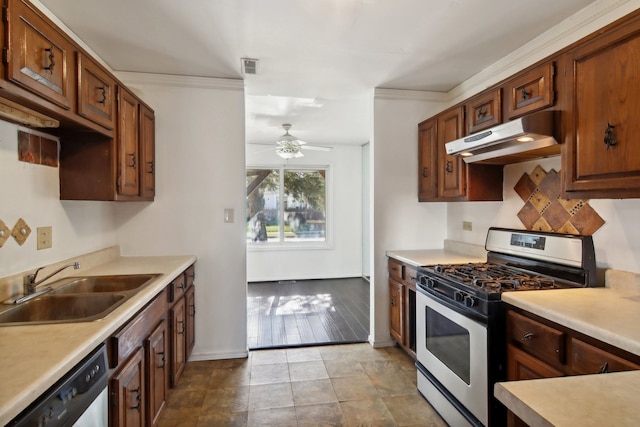 kitchen featuring crown molding, appliances with stainless steel finishes, sink, ceiling fan, and light hardwood / wood-style flooring