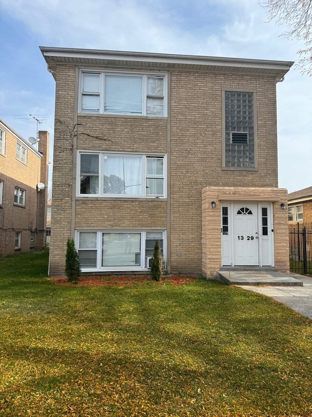 view of front of property featuring a front lawn