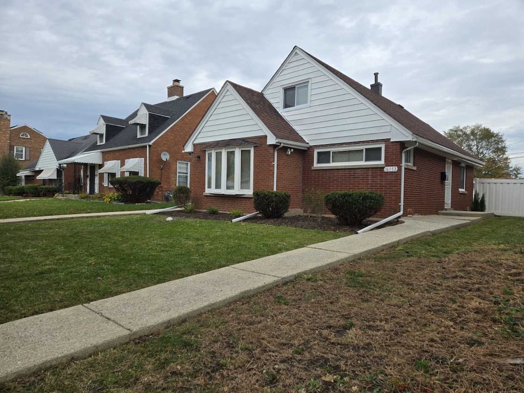 view of front of home featuring a front lawn