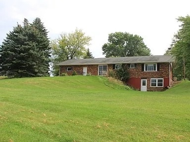 view of front facade featuring a front lawn