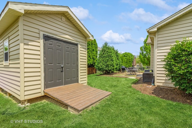 view of yard featuring a storage shed