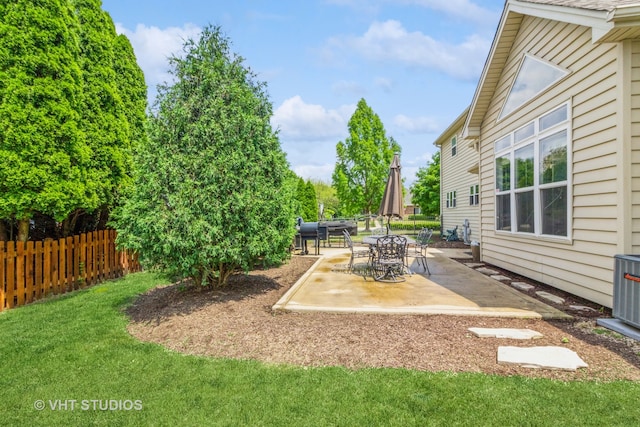 view of yard featuring a patio