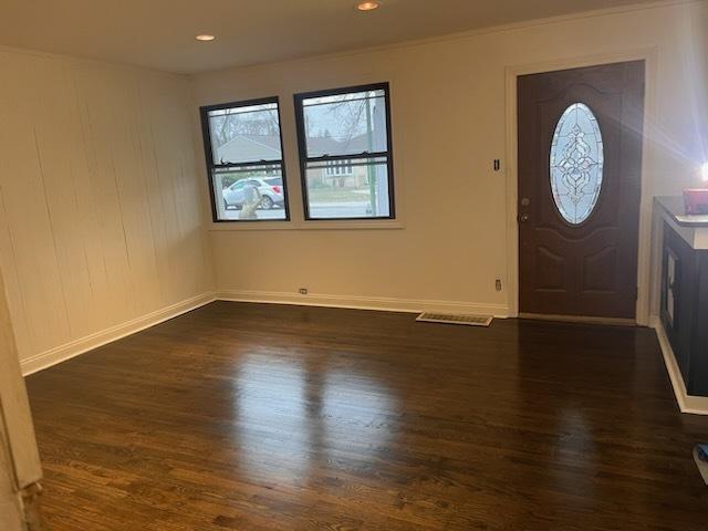 living room with ceiling fan, dark hardwood / wood-style flooring, and crown molding