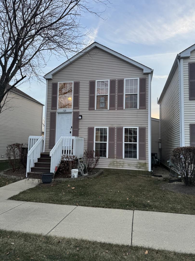 view of front of property featuring a lawn