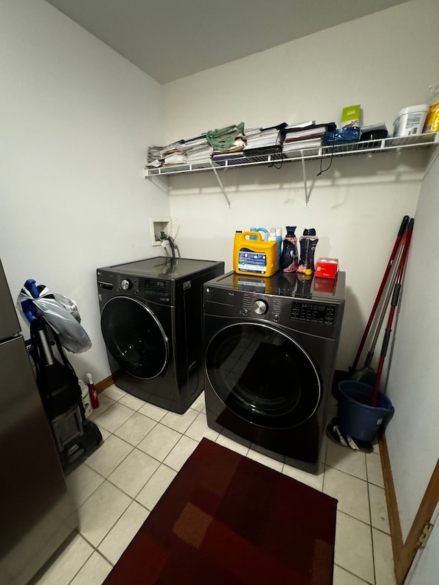 laundry area featuring light tile patterned floors and independent washer and dryer