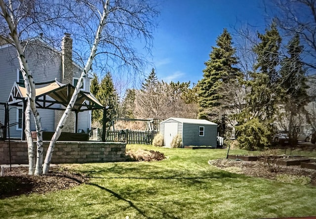 view of yard featuring a storage unit