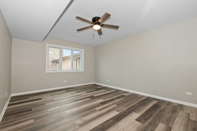 unfurnished room with dark wood-type flooring and ceiling fan