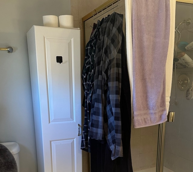 bathroom featuring tiled shower