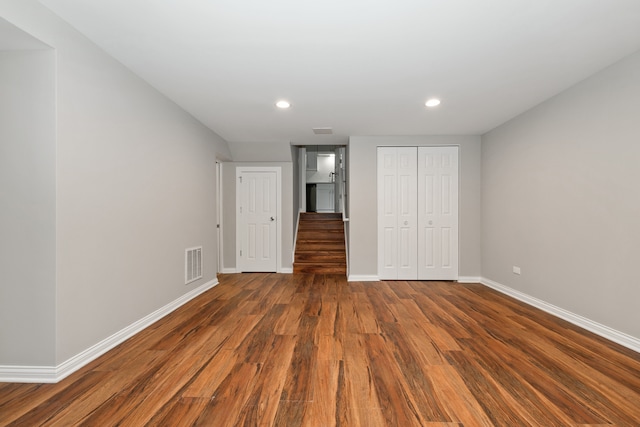 unfurnished bedroom with dark wood-type flooring and a closet