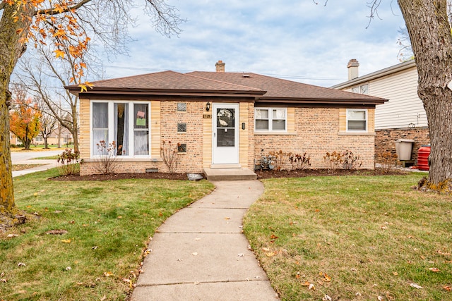 bungalow-style house featuring a front lawn