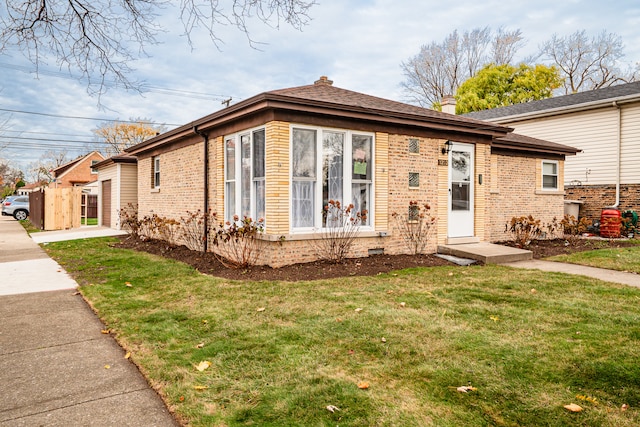 view of front of property featuring a front yard