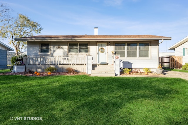 view of front of house featuring a front lawn