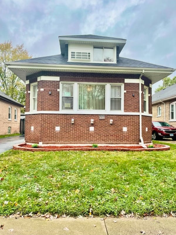 view of front of home with a front yard